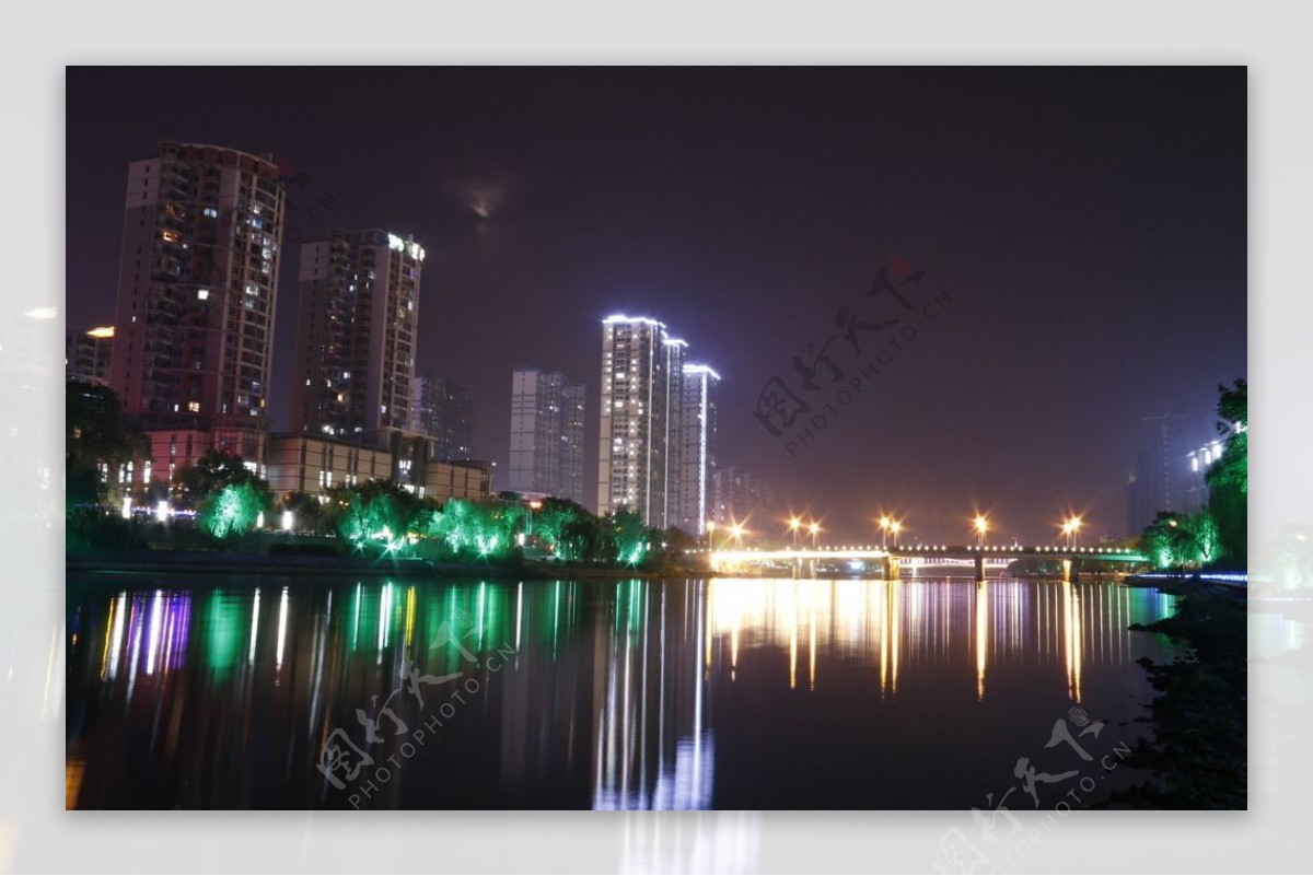 城市河流夜景图片