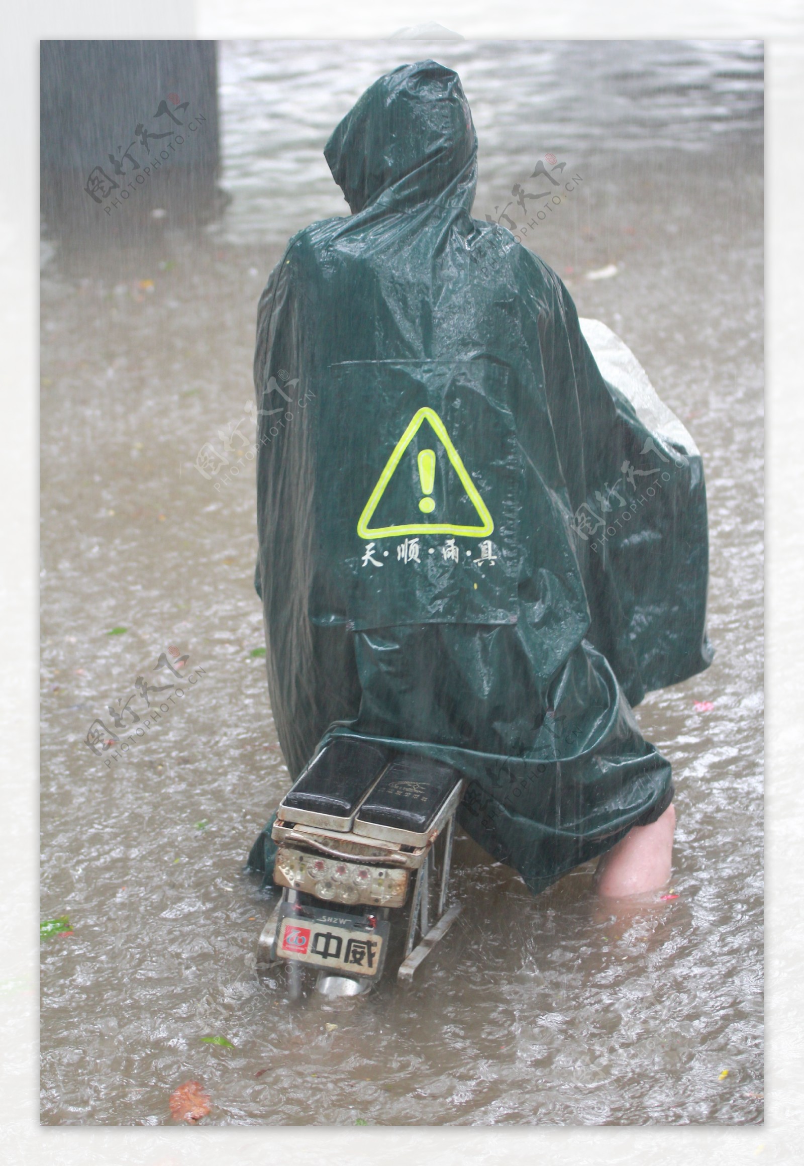 大雨中的骑车者图片