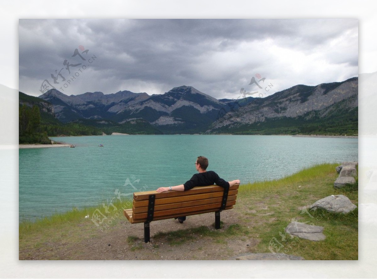 独坐长椅赏湖图片