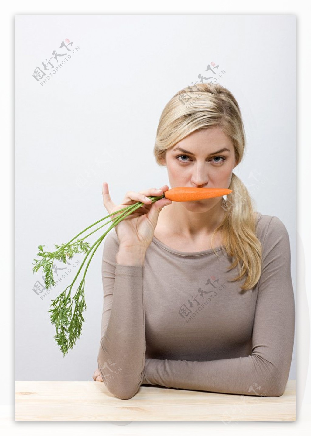 吃萝卜的女人图片