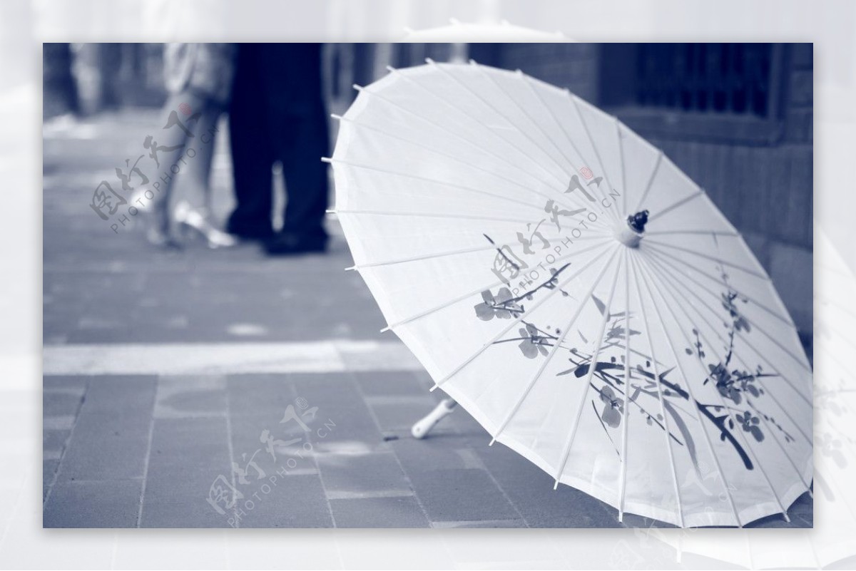 纸伞和情侣图片