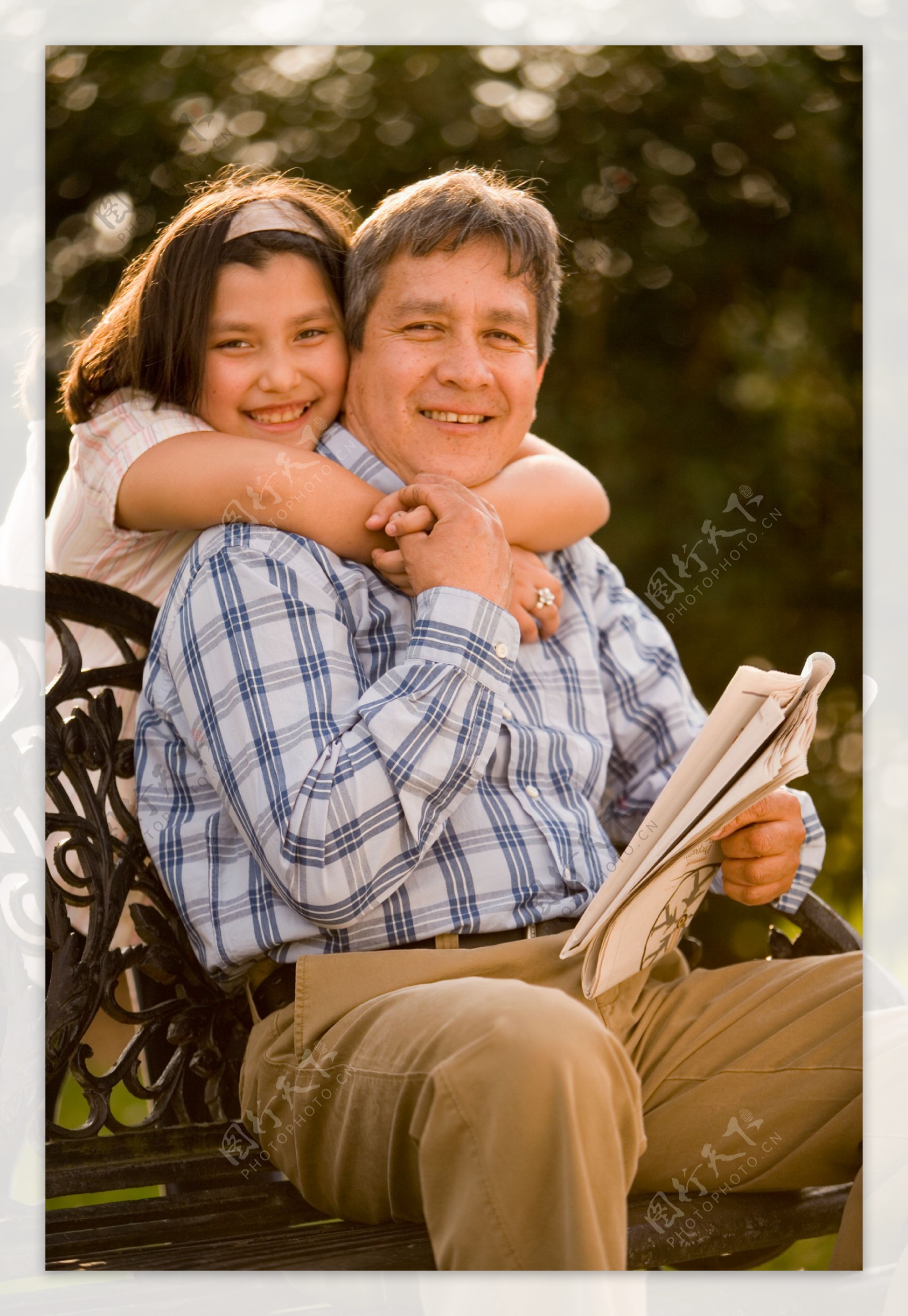 小女孩和爷爷在草地上-蓝牛仔影像-中国原创广告影像素材