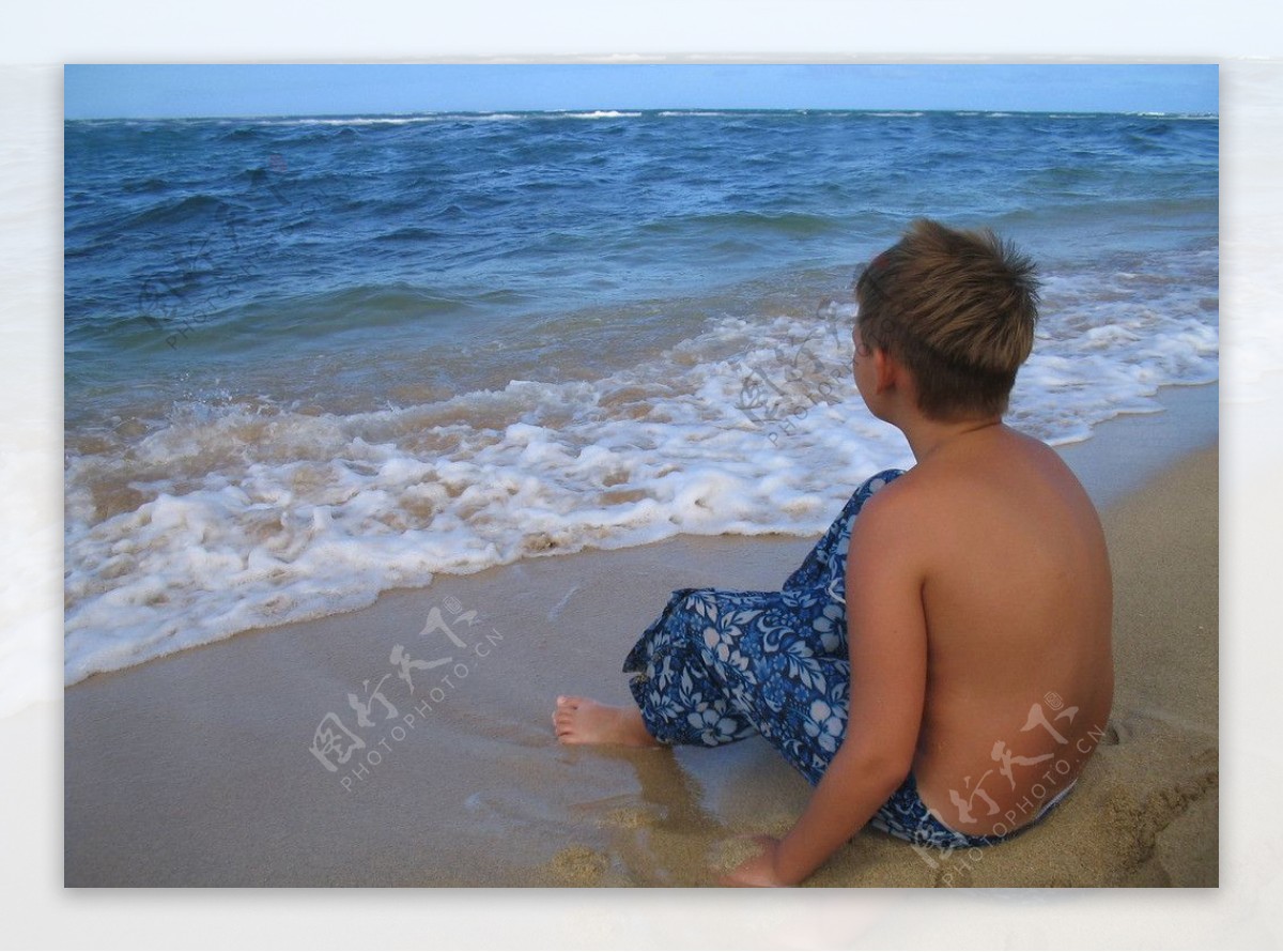 沙滩上的小孩图片