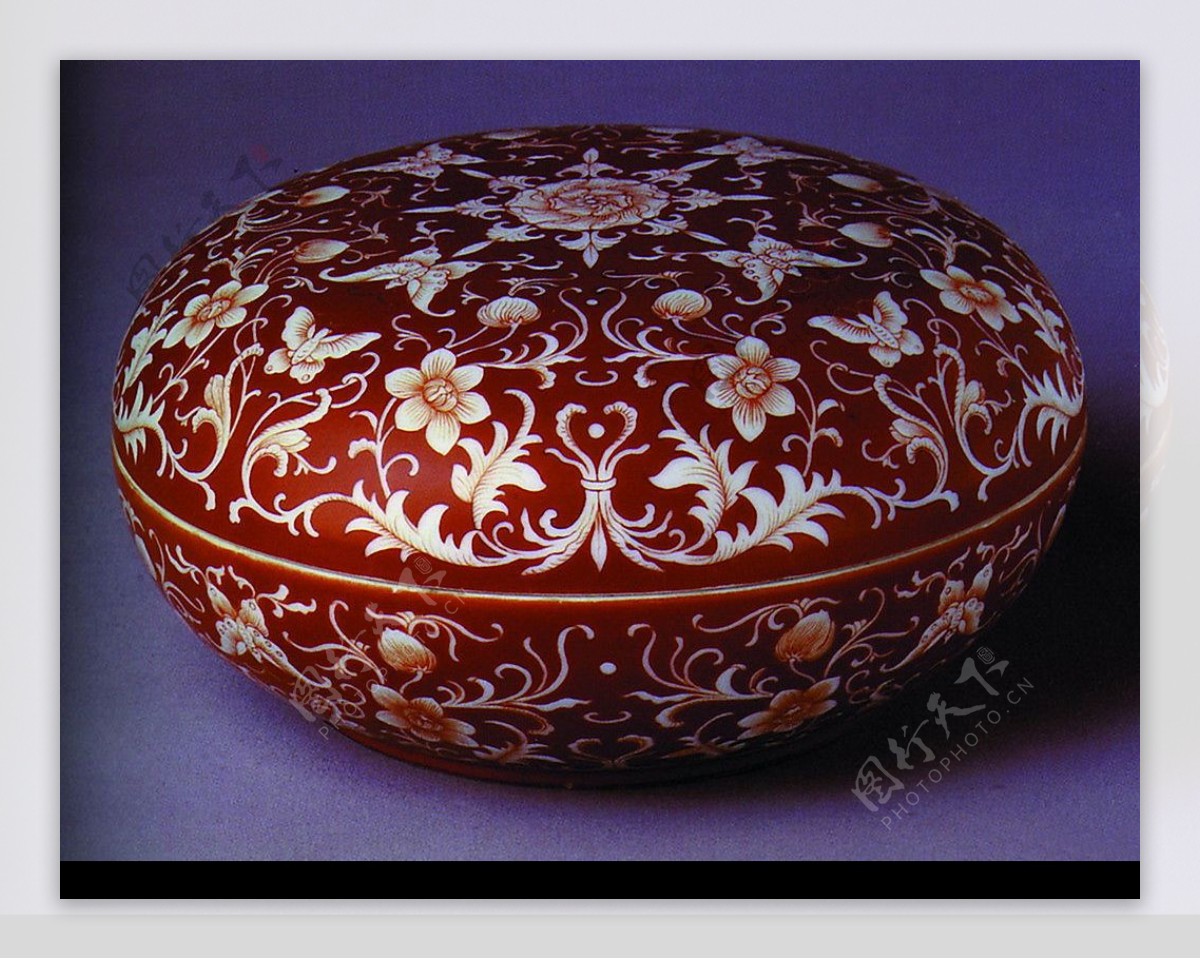 尊贵中国红瓷器文物图片