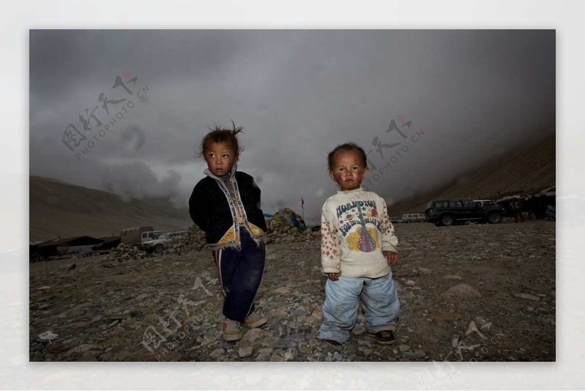 雾蒙蒙的天两个藏族小孩子图片