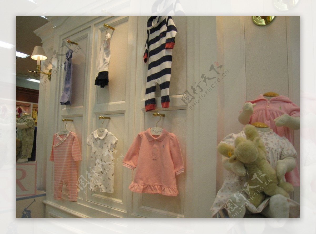 日本儿童服装店面图片
