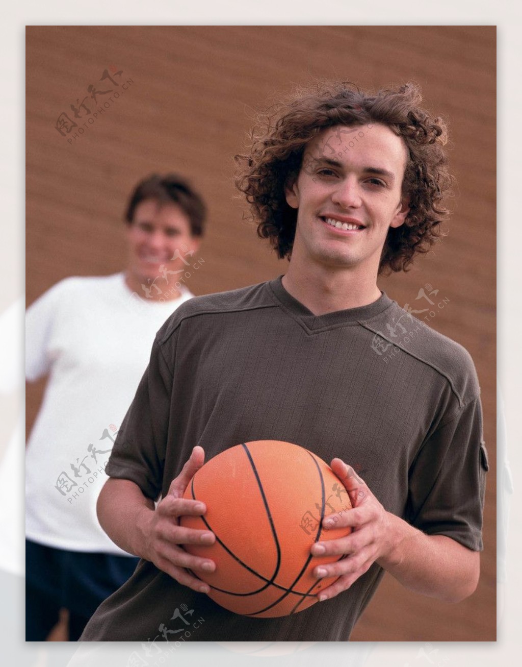 拿篮球的少年图片