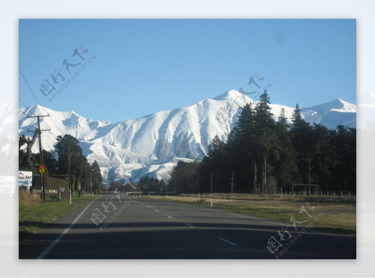 雪山下的公路图片