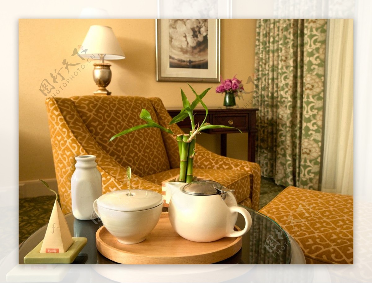 室内设计室内起居室餐具沙发暖调画条桌台灯图片