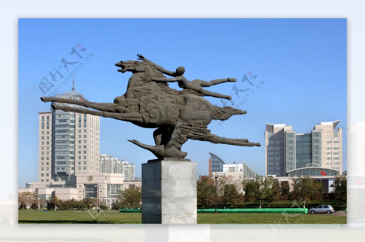 天津开发区腾飞的骏马雕塑图片