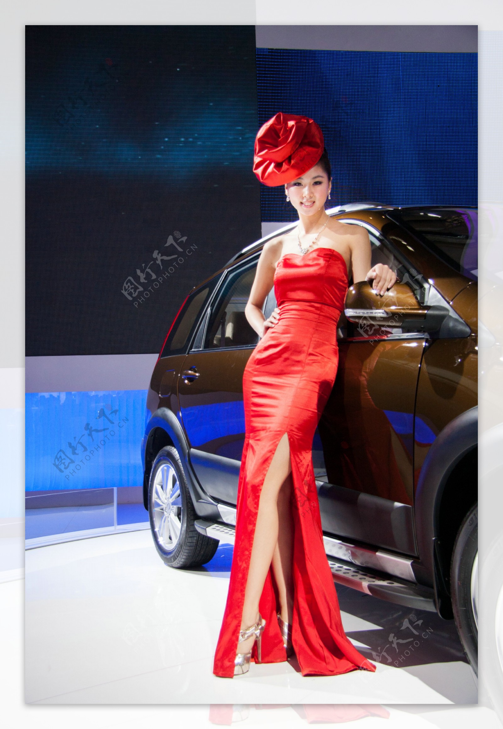 红裙车模图片
