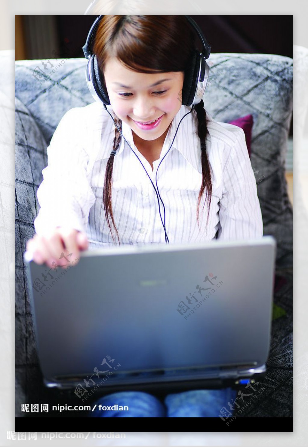 清纯美少女听耳机用电脑图片