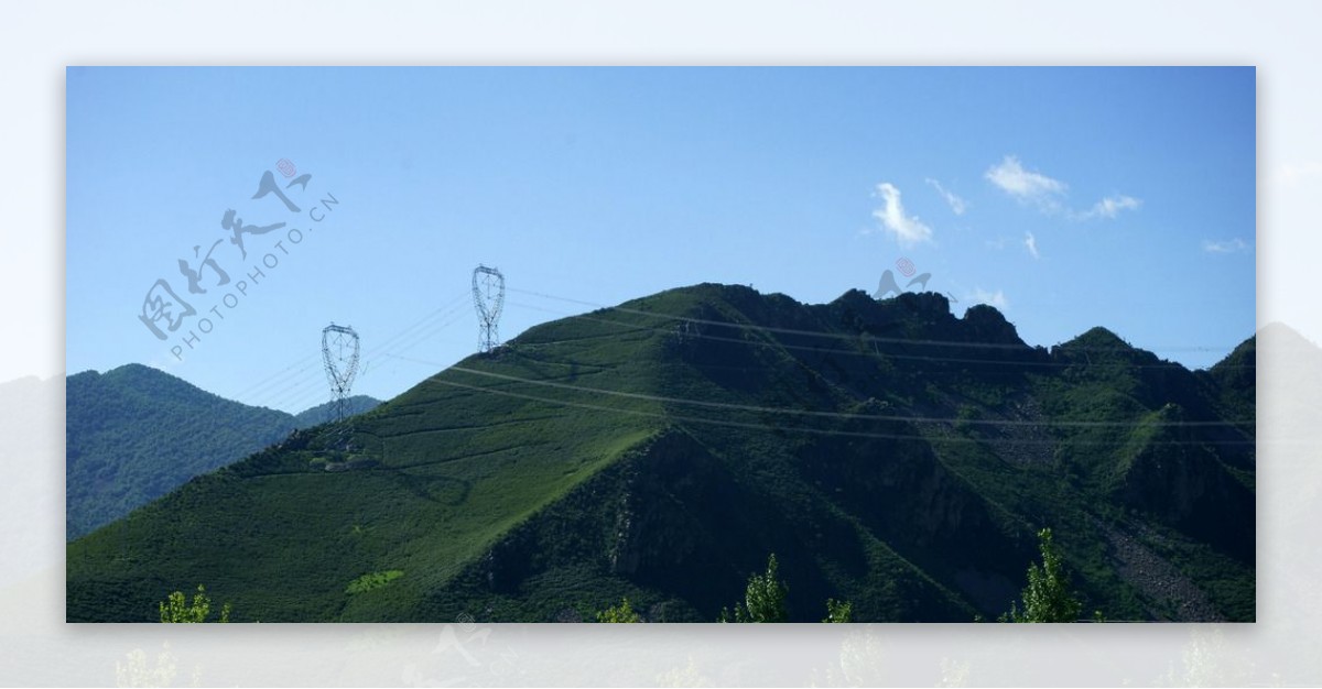 群山中的高压电线图片