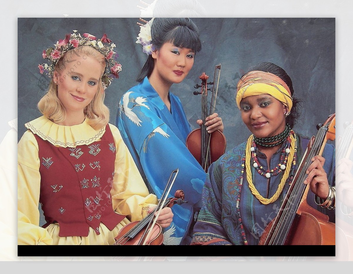 各色异域风情服饰妇女的提琴表演图片