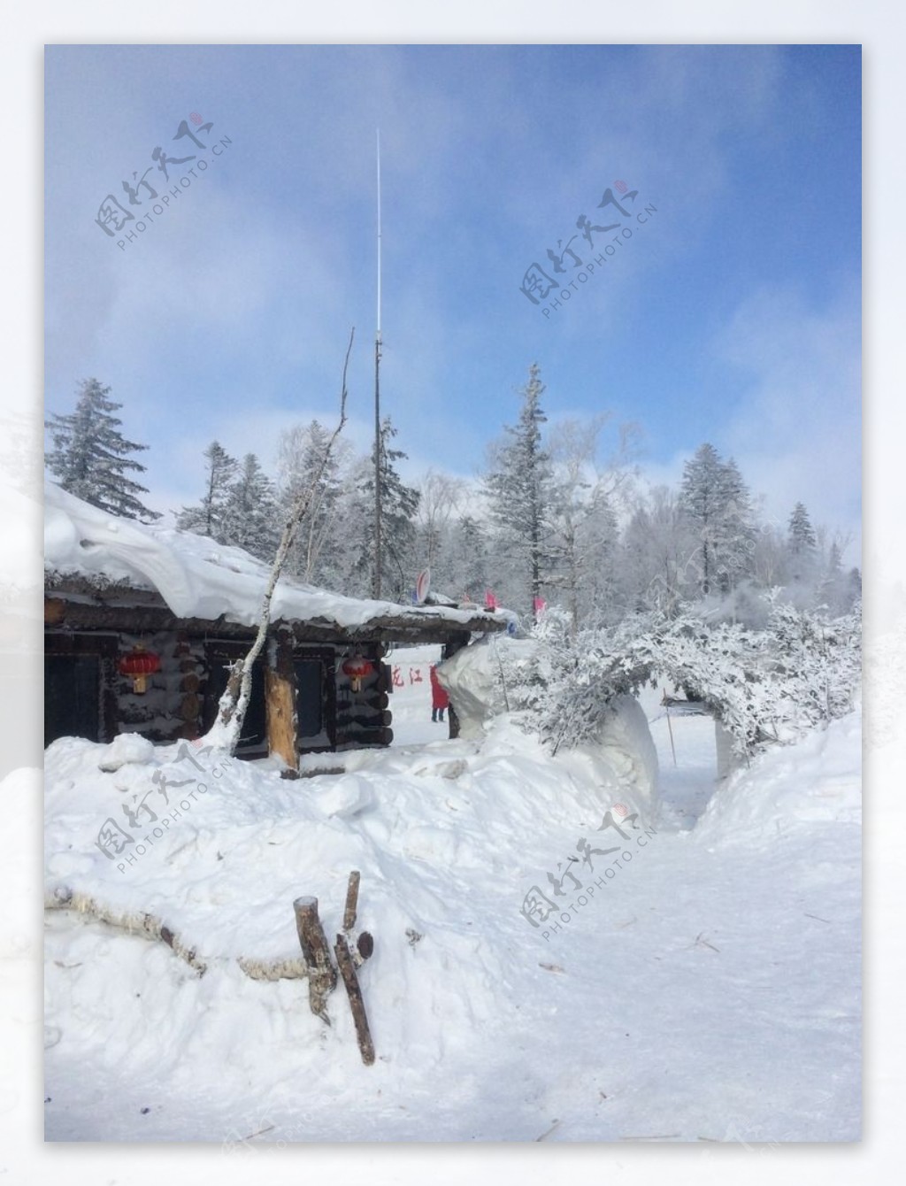 雪中小屋图片