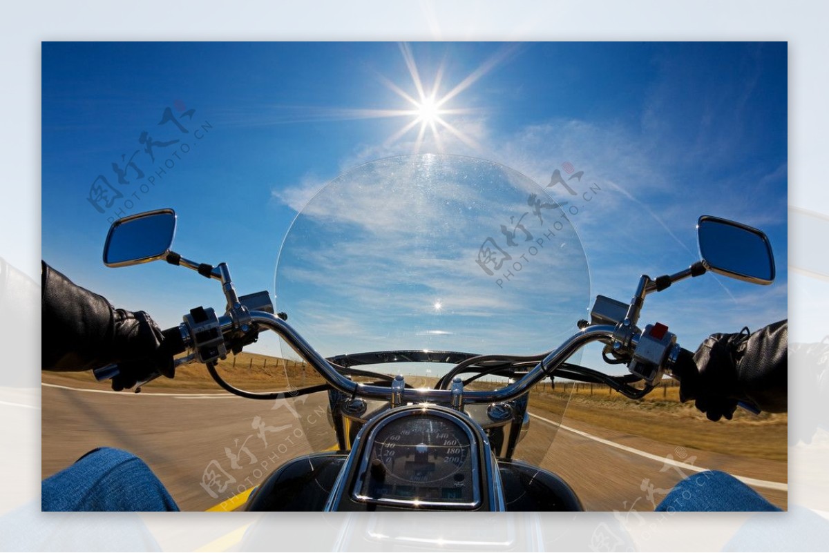 公路上飞驰的摩托车图片