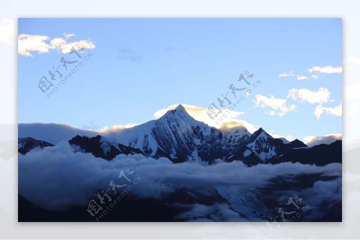 雪山卡瓦博格峰图片