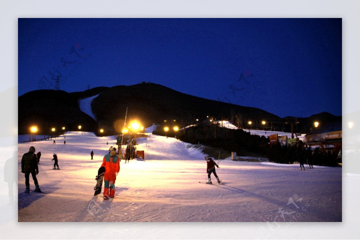 北京军都山滑雪场夜场图片
