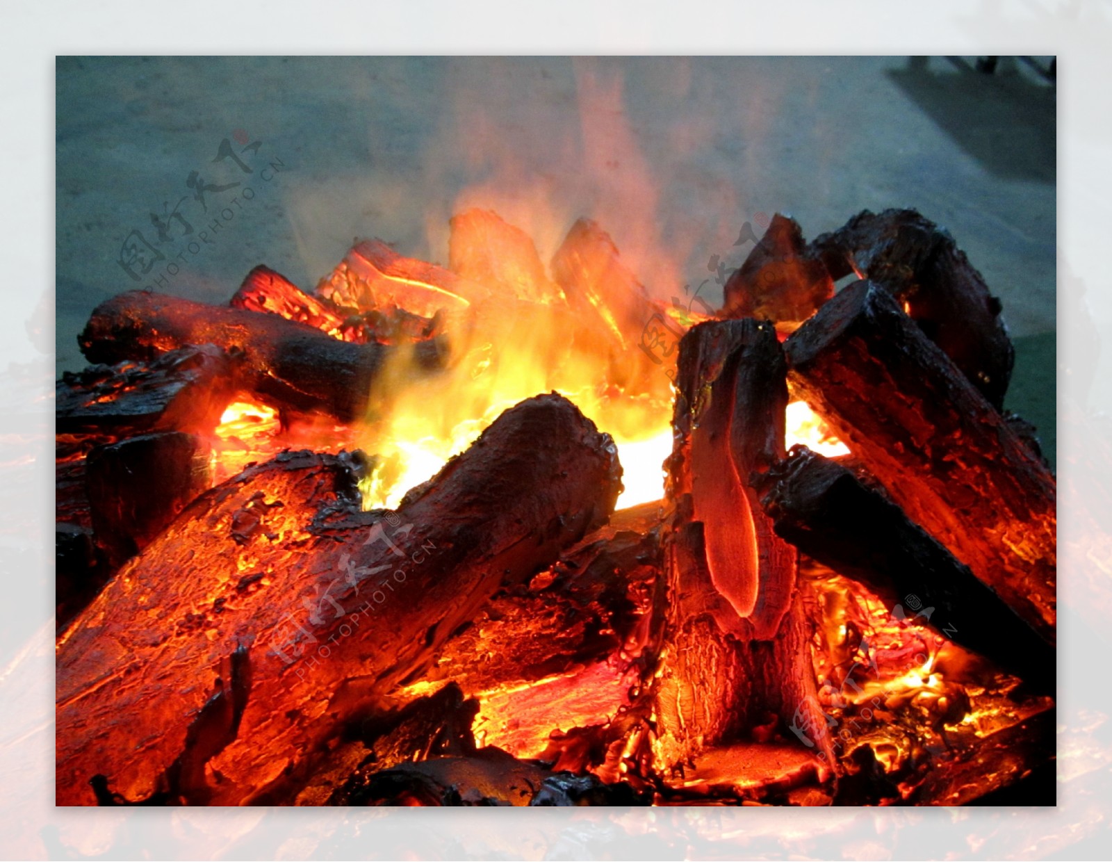 晚上舒适的燃烧木材的火炉照片摄影图片_ID:349893164-Veer图库