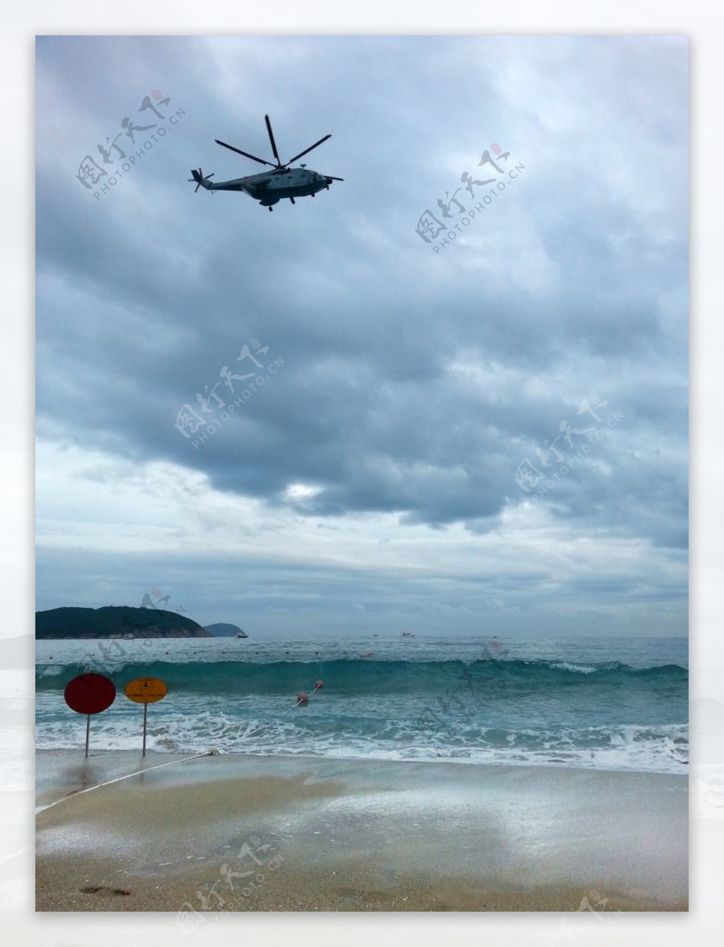 亚龙湾上空的直升机图片