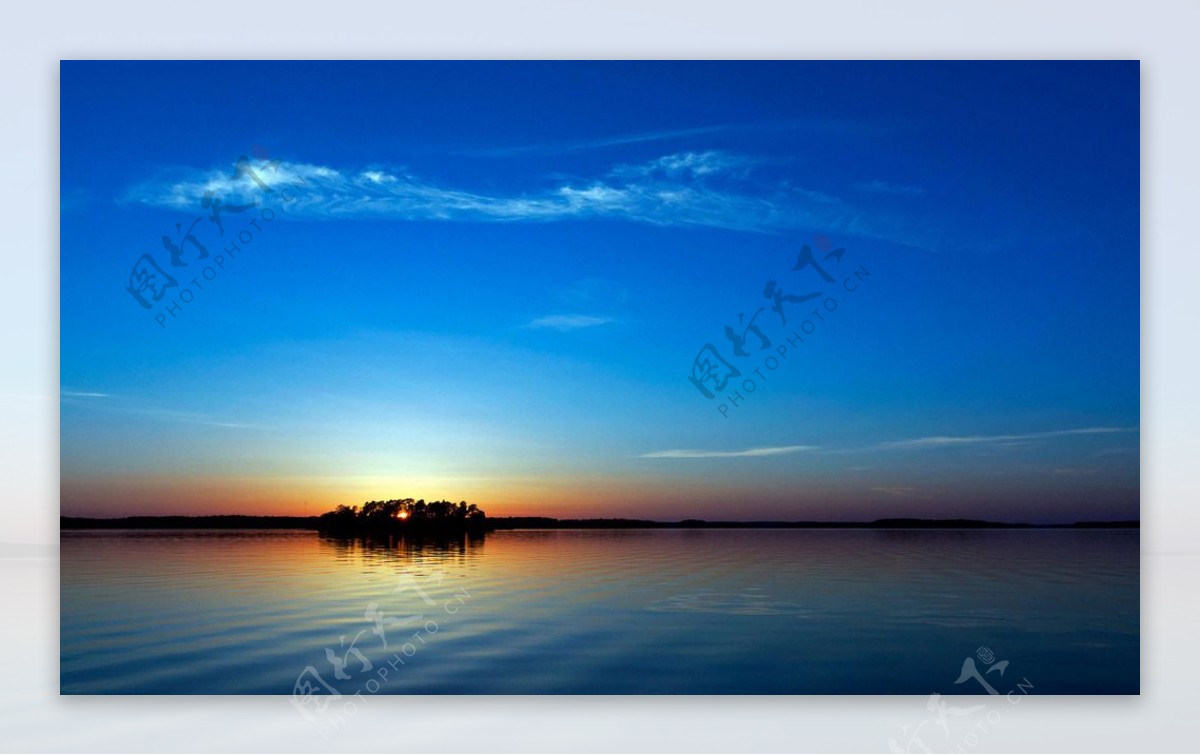 夕阳下的湖面图片