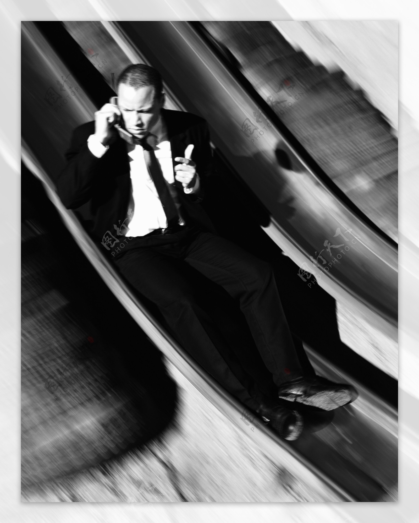 滑梯上打电话的男人图片