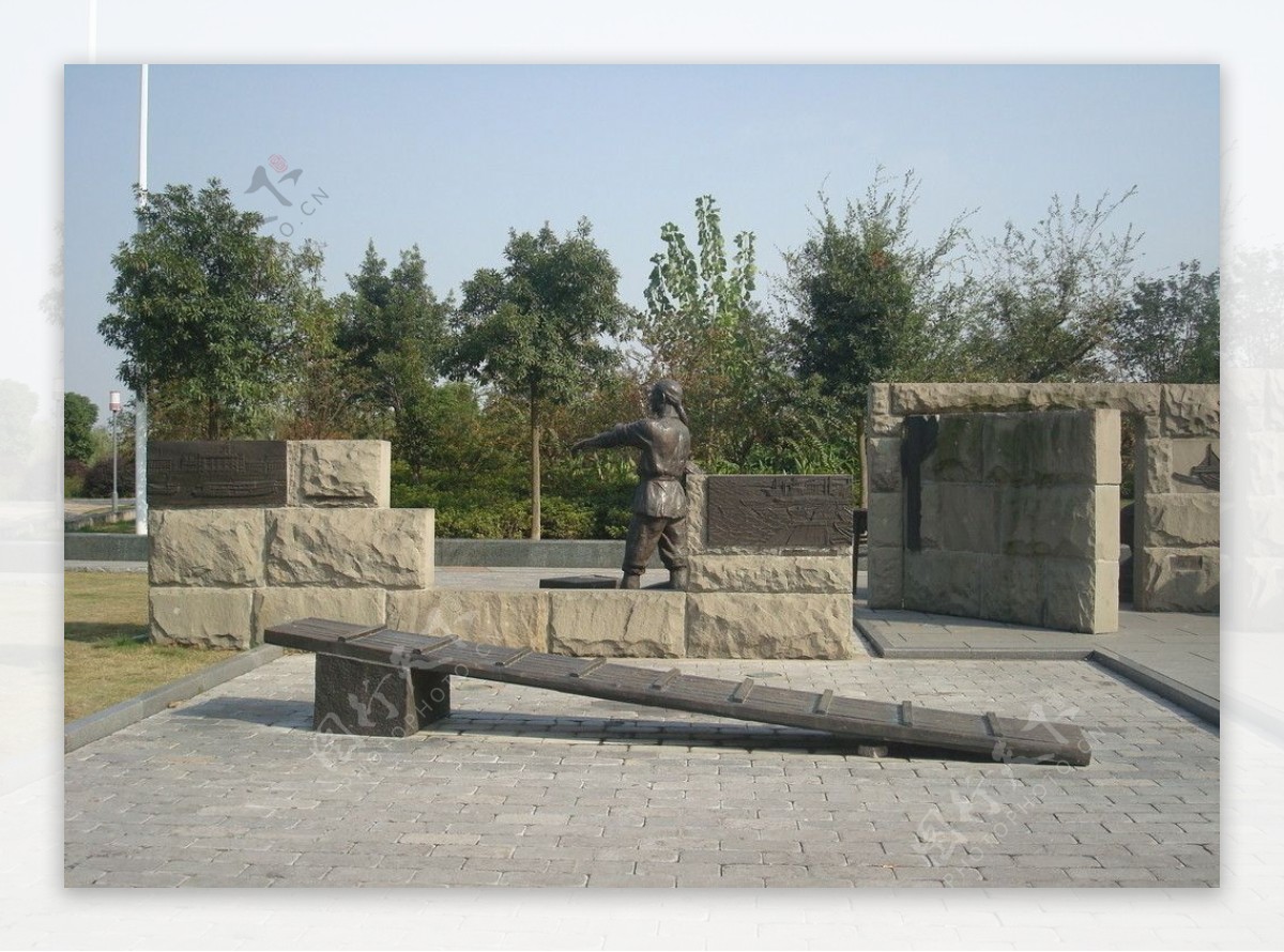 汉口江滩步桥雕塑图片