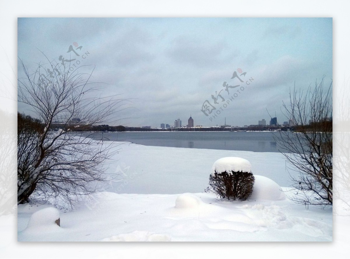 湖边的雪景图片