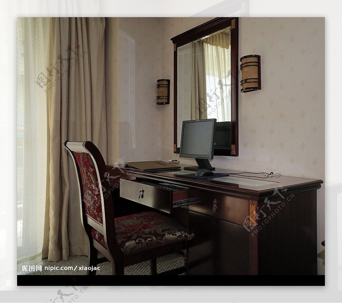 酒店的客房标准间电脑桌图片