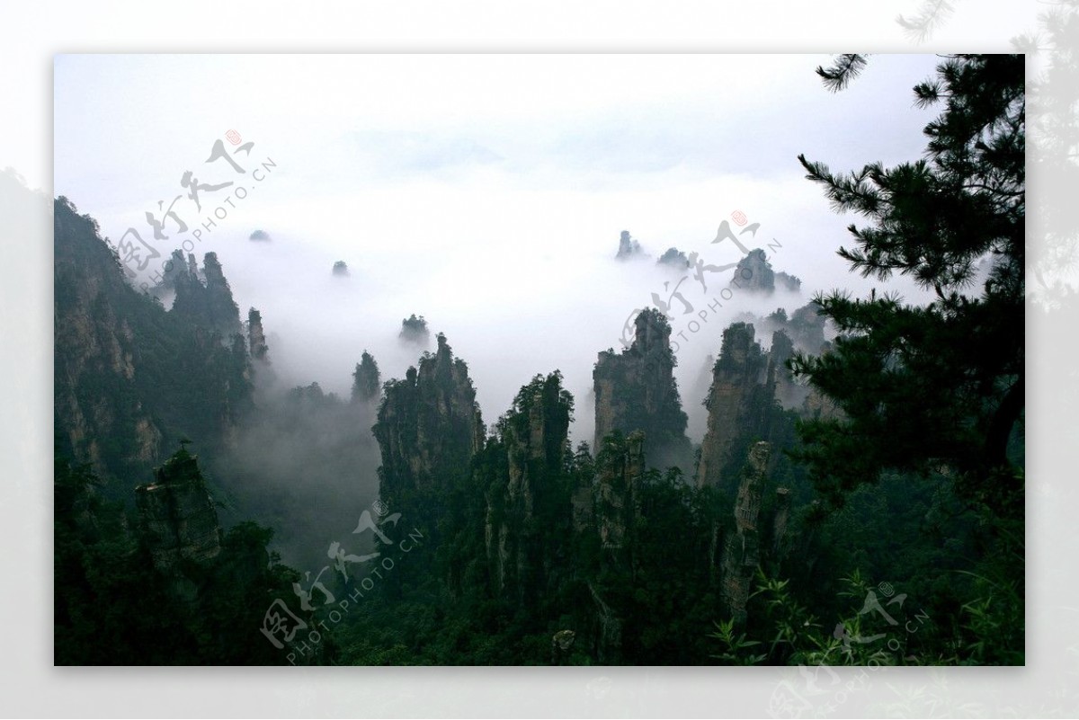 山峰云雾美丽风景图片