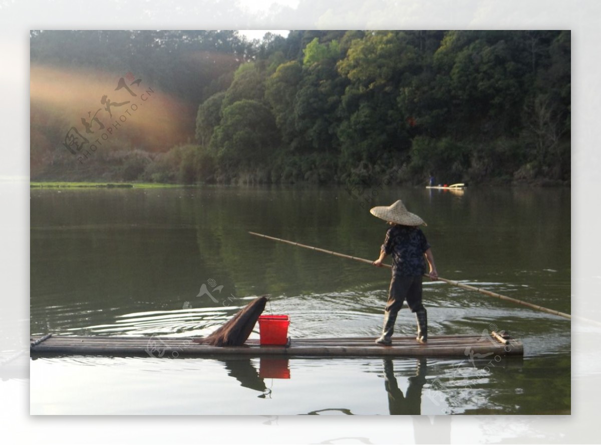竹排渔夫图片