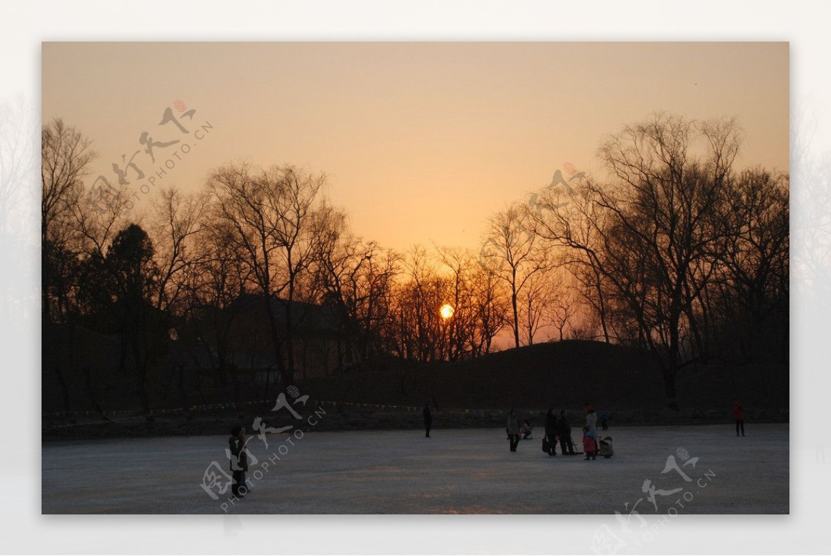 北京圆明园庙会的夕阳图片