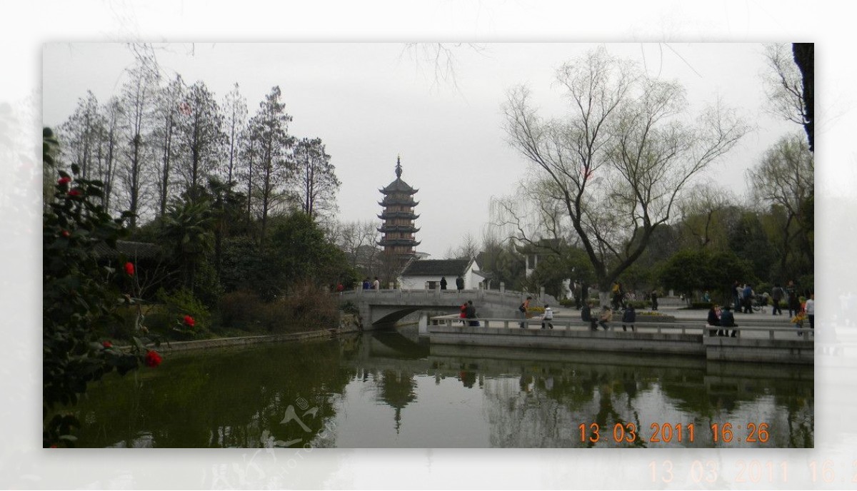 常州红梅公园湖光塔影图片