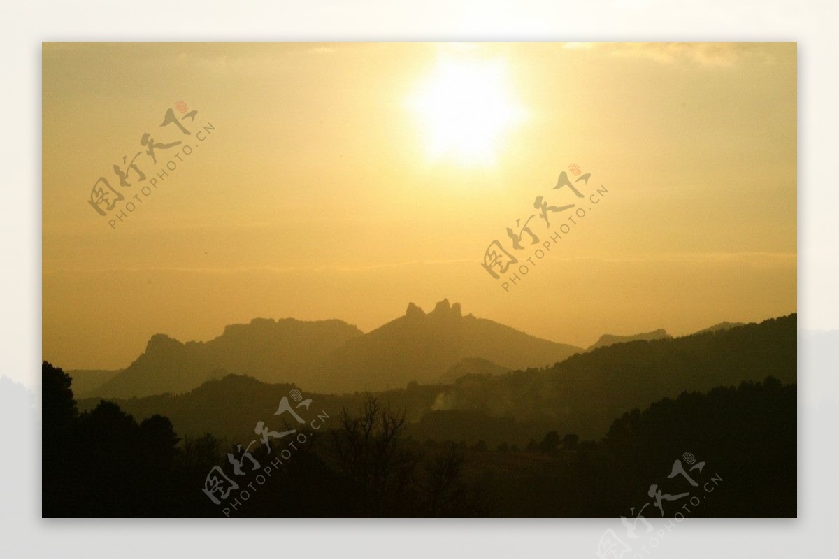 烈日远山风景图片