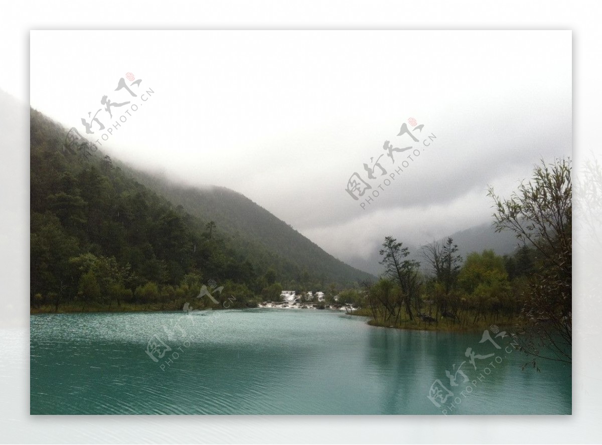 丽江湖水雨景图片