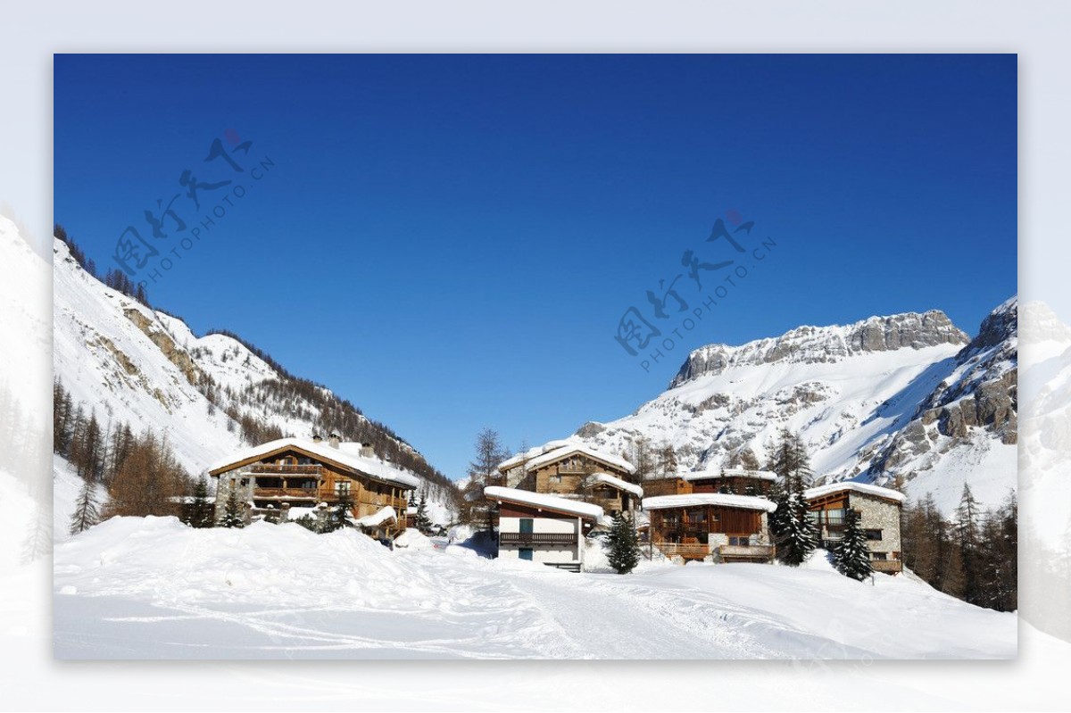 雪山下的村落图片