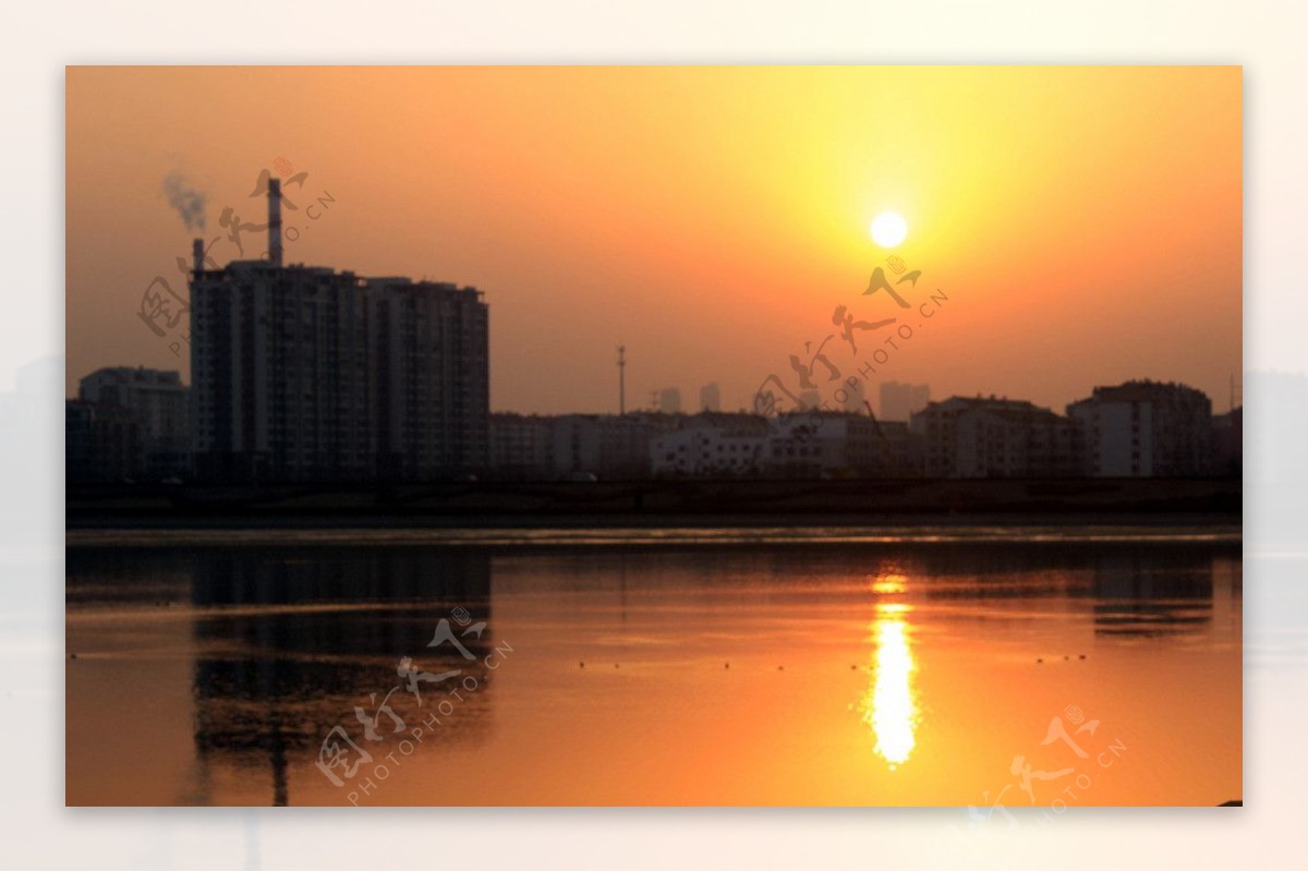 河边夕阳图片