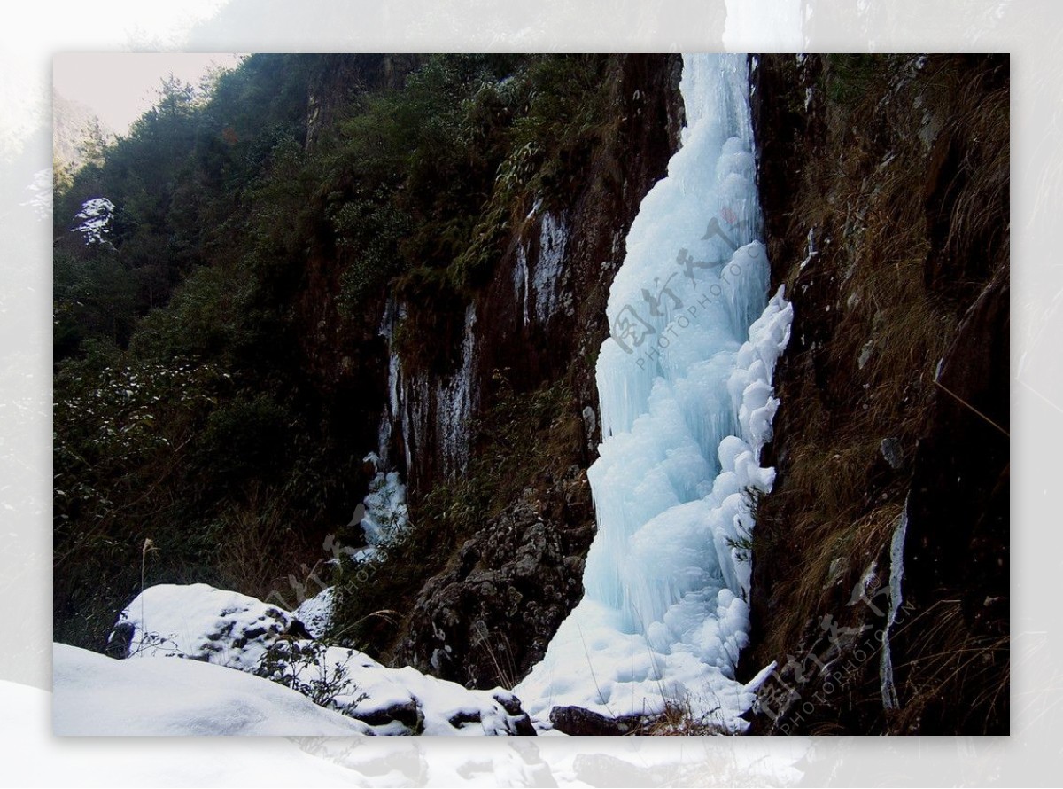 悬崖结冰瀑布图片
