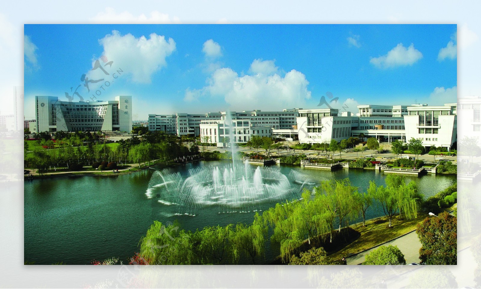 上海大学校园场景图片