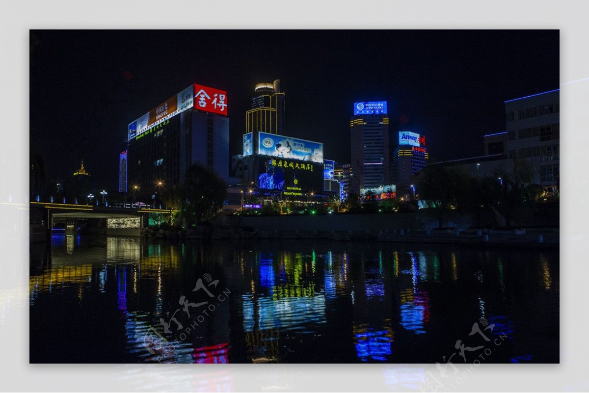 护城河夜景图片