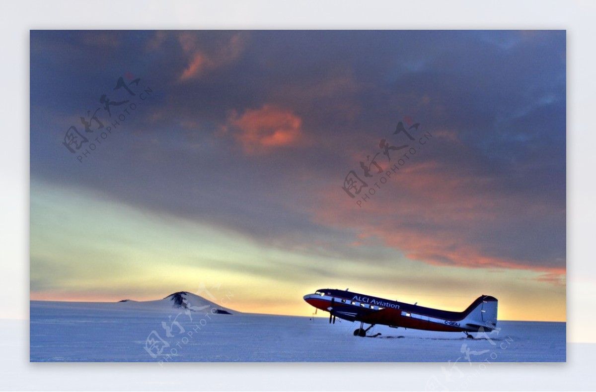 雪原飞机图片