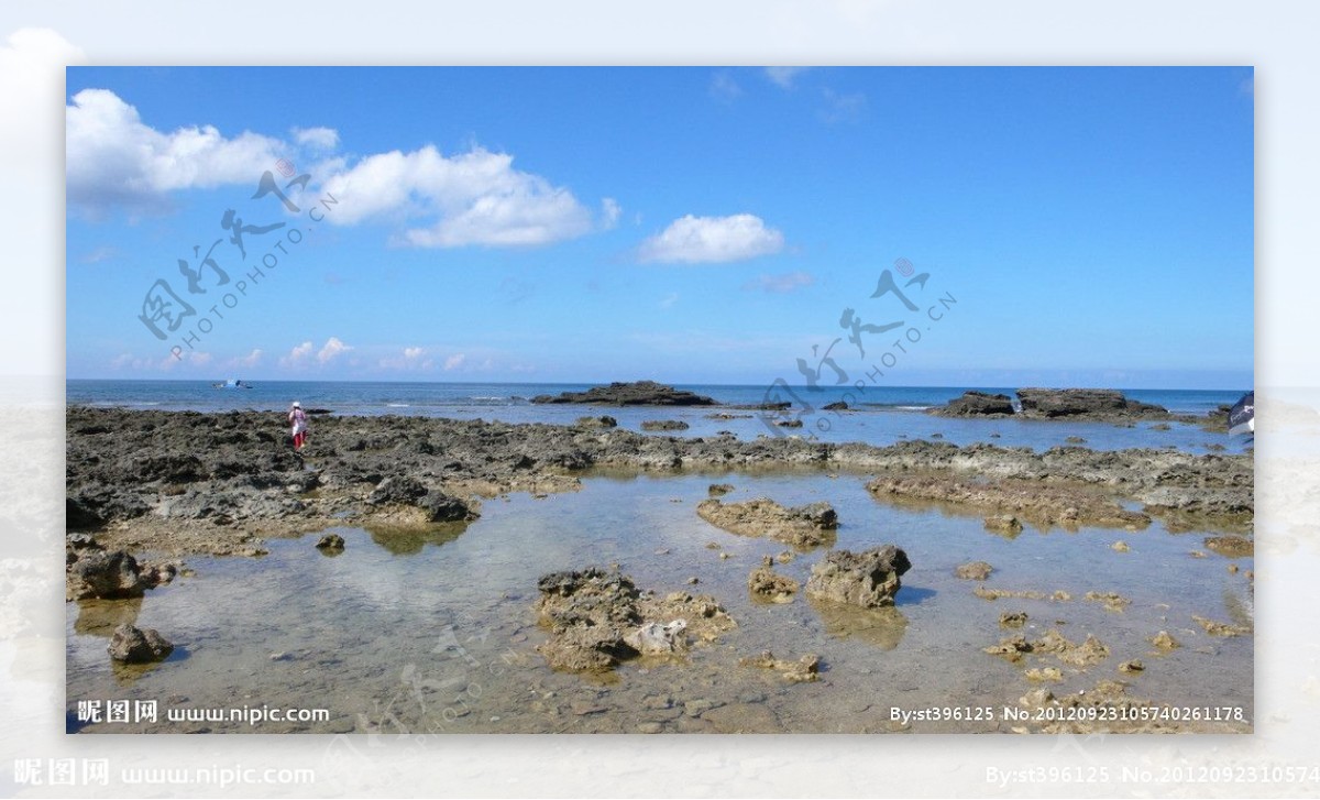 潮间带海景礁石游客图片