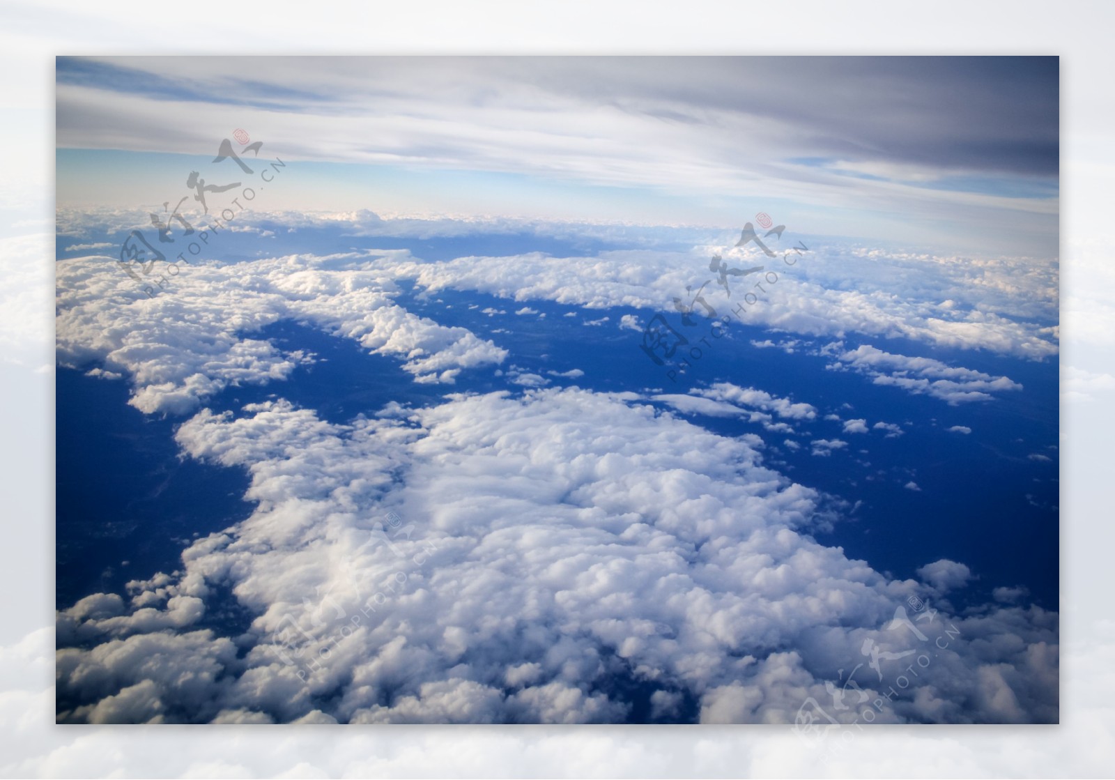空中俯瞰云层图片