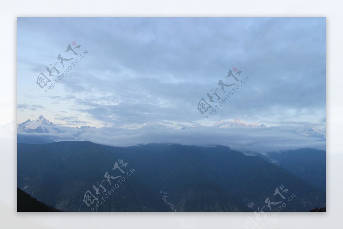 山峰初晨图片