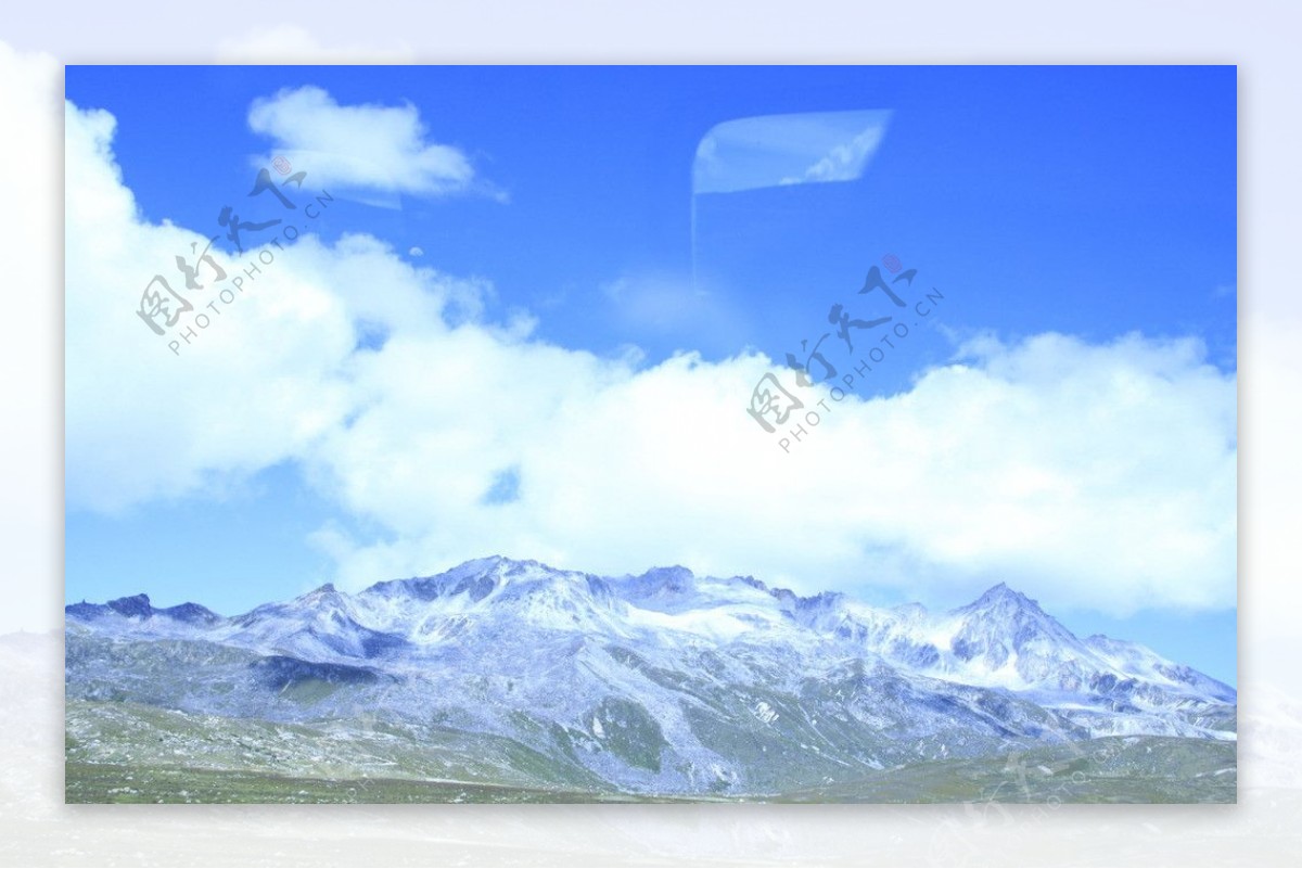 雪山蓝天白云绿草地图片