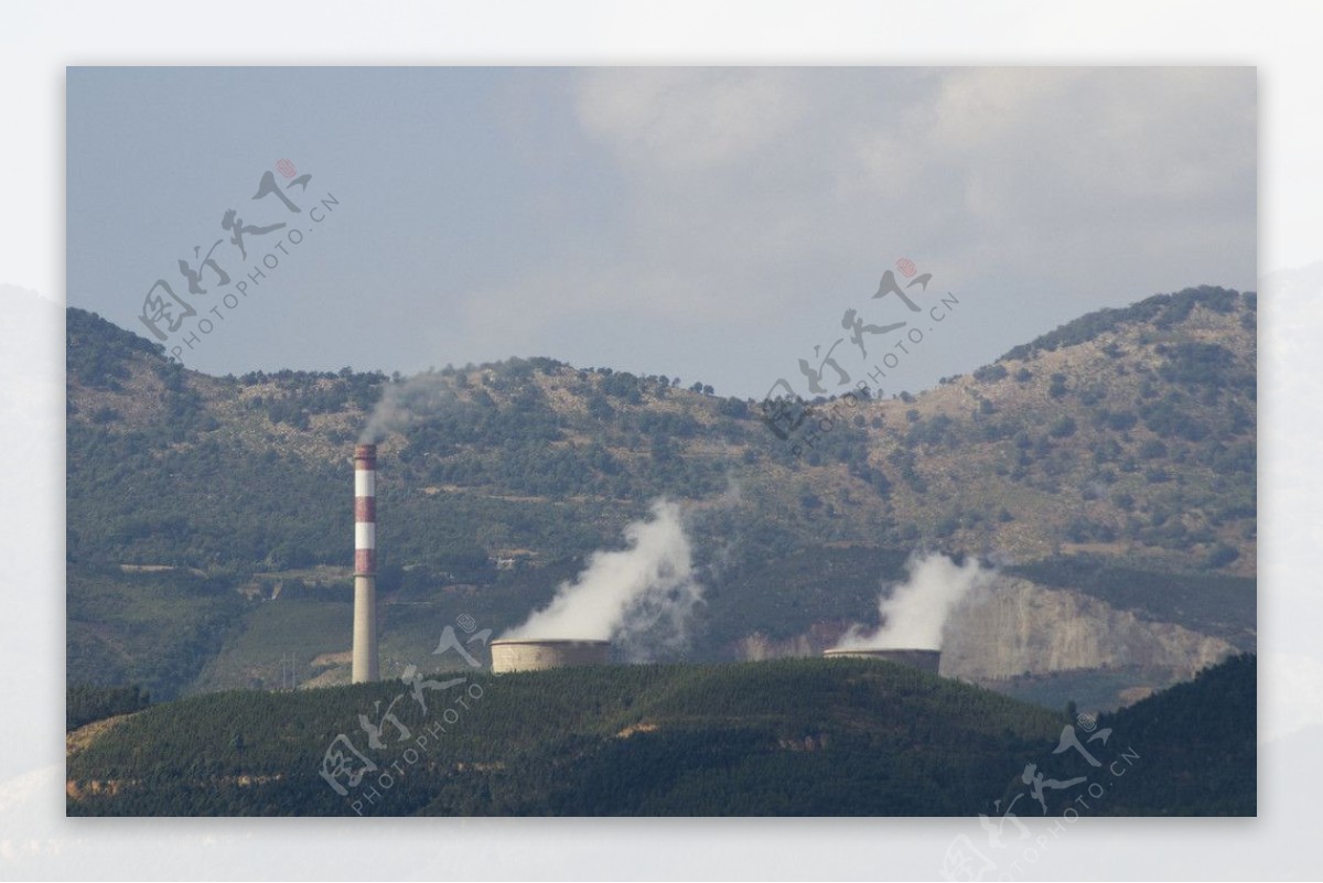 大山里的发电厂图片