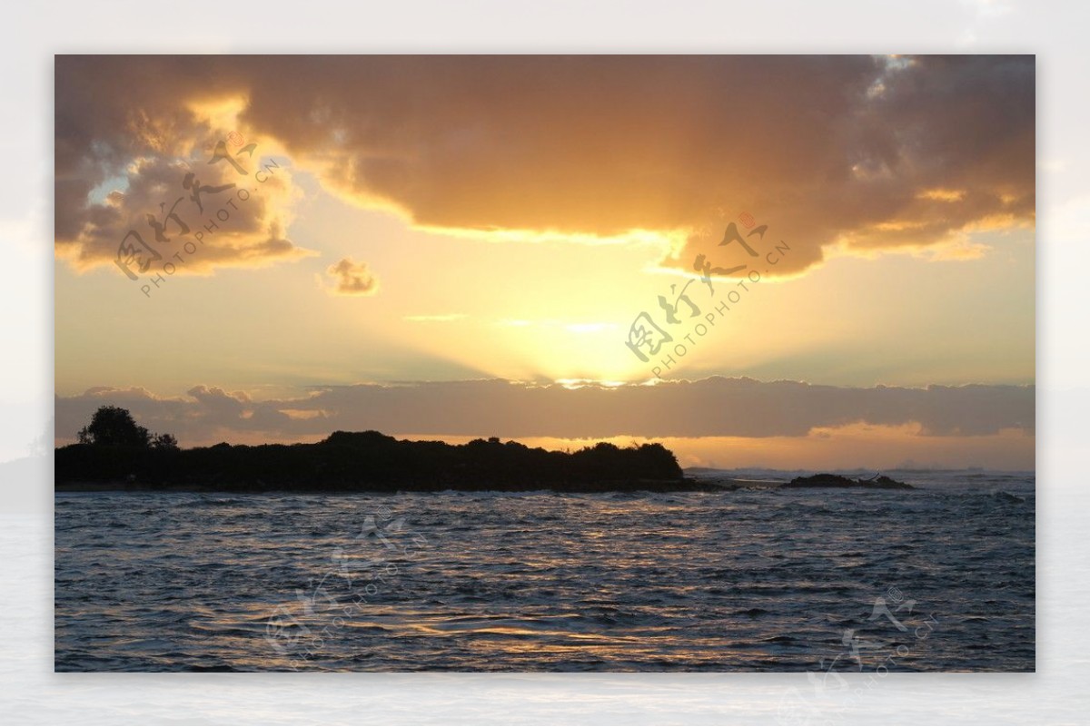 黎明海边夕阳图片