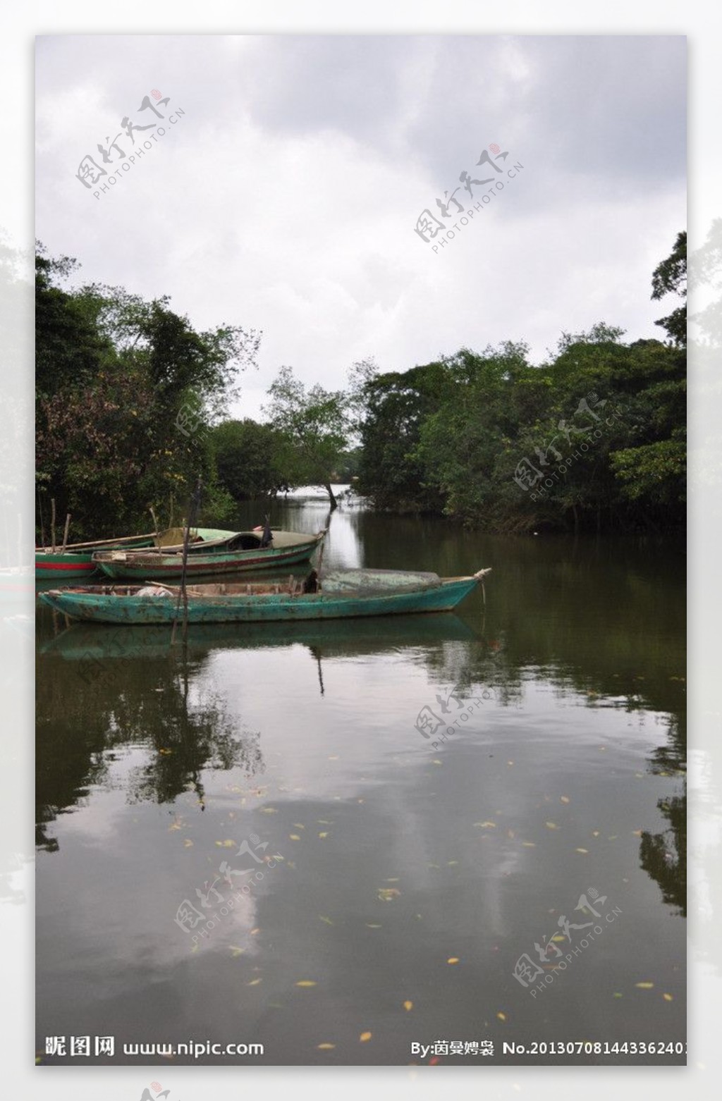 河中的渔船图片