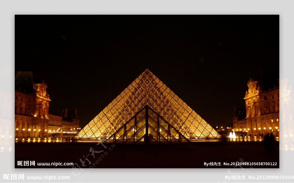 卢浮宫金字塔图片