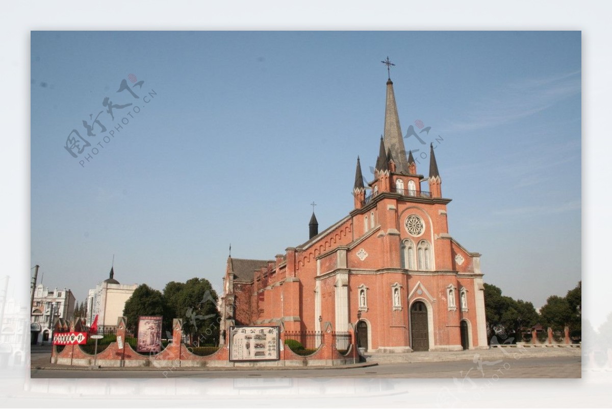 上海影视乐园内的古典红砖教堂图片